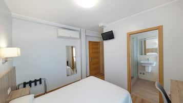 Habitación doble económica | Escritorio, espacio para trabajar con laptop y cortinas blackout