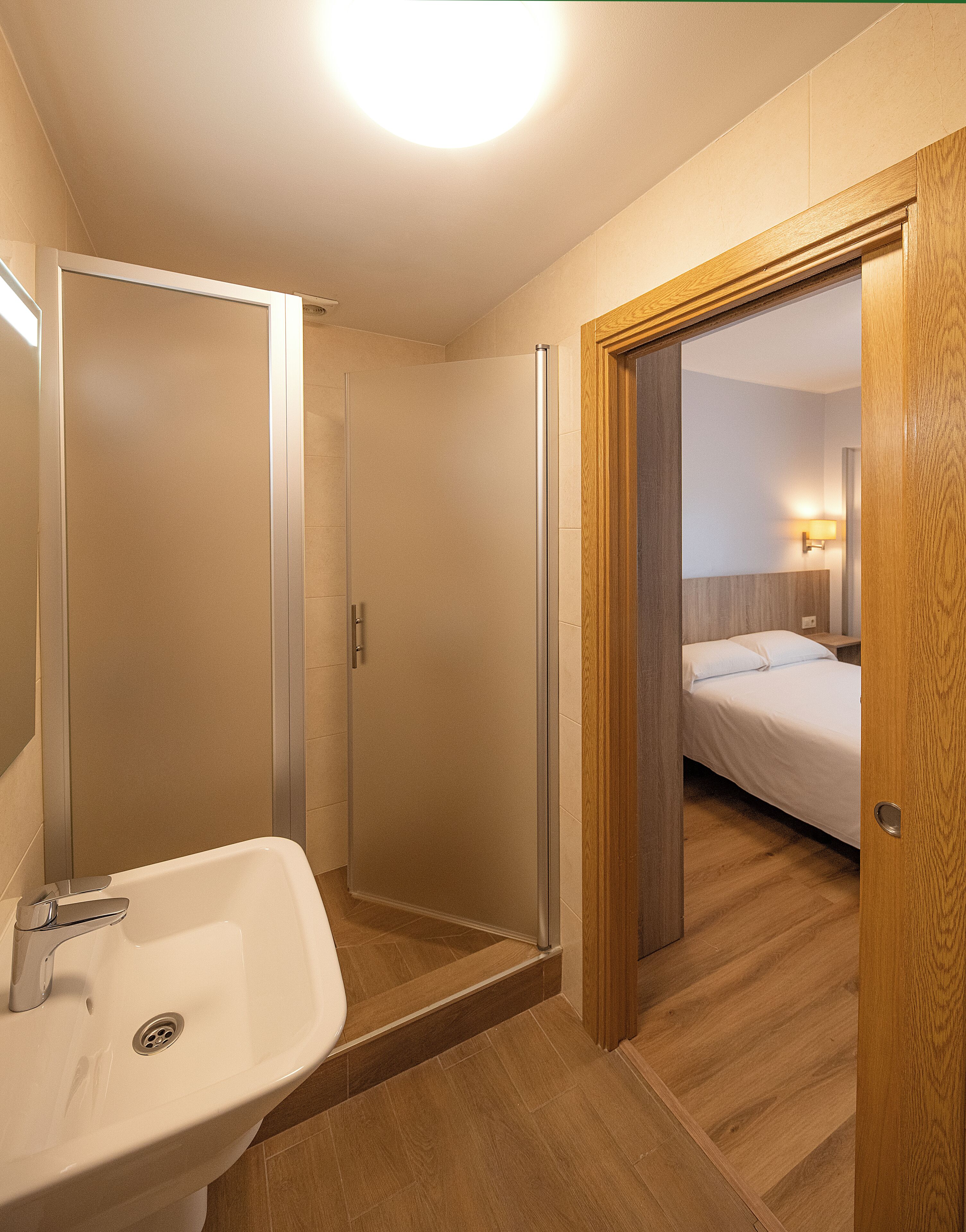 Economy Double Room | Bathroom | Shower, eco-friendly toiletries, hair dryer, towels