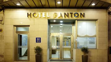 Voorkant accommodatie - avond/nacht