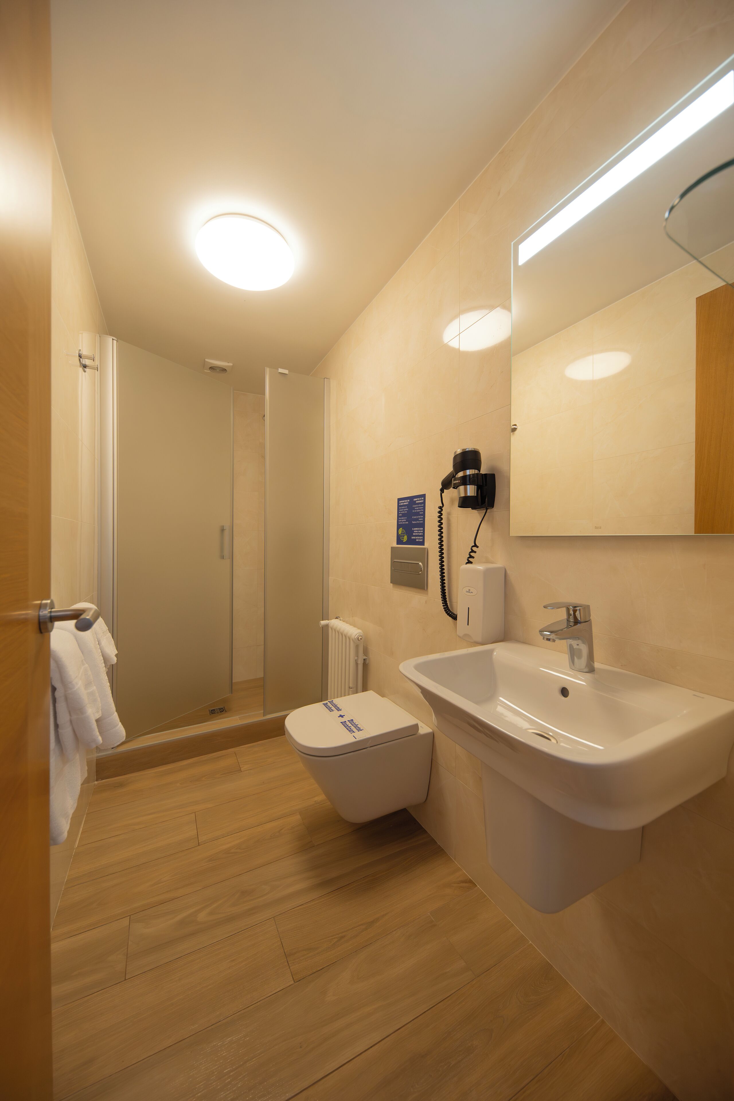 twin room | bathroom | shower, eco-friendly toiletries, hair dryer, towels