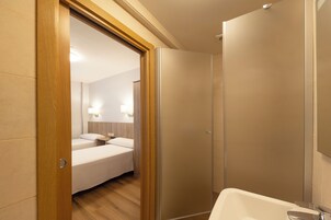 Habitación triple | Escritorio, espacio para trabajar con un portátil, cortinas opacas