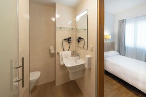 Eenpersoonskamer | Badkamer | Een douche, milieuvriendelijk toiletgerief, een haardroger, handdoeken