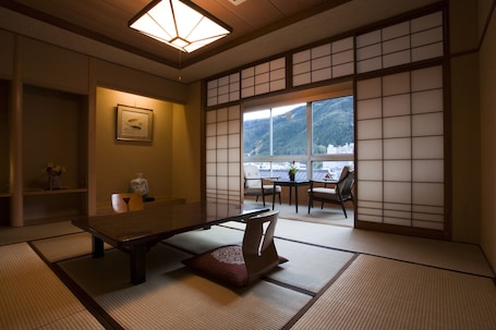 Quarto tradicional, banheiro compartilhado | Roupas de cama premium, edredons de pluma, cofres nos quartos. Gero Onsen Fugaku