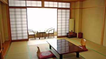 Traditional Room, Shared Bathroom | In-room dining