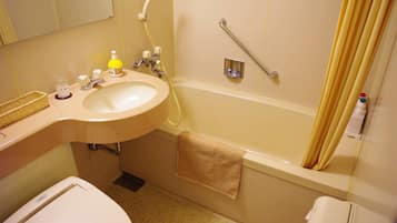 Ein Badezimmer mit Waschbecken, Spiegel, Toilette und Badewanne.