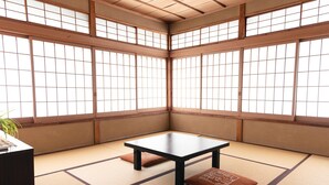 Una habitación de tatami con una mesa baja y cojines.