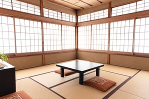 Suite, salle de bains commune