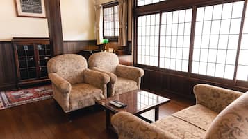 Suite, Shared Bathroom | Living room