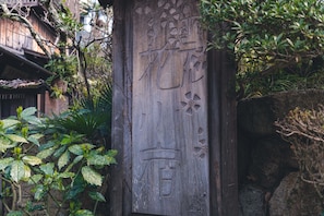 Suite, Shared Bathroom | Property entrance