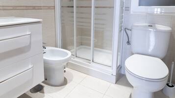 Superior-Zimmer, 1 Doppelbett, Küche, Stadtblick | Badezimmer | Kostenlose Toilettenartikel, Haartrockner, Bidet, Handtücher