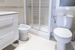 Superior Room, 1 Double Bed, Kitchen, City View | Bathroom | Free toiletries, hair dryer, bidet, towels - Hostal Tokio (Madrid)