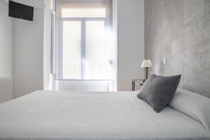 Caja de seguridad en la habitación, escritorio y cortinas blackout