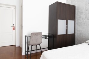 Double Room | In-room safe, desk, blackout drapes, iron/ironing board - Hostal Tokio (Madrid)