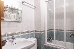 Double Room | Bathroom | Free toiletries, hair dryer, bidet, towels - Hostal Tokio (Madrid)