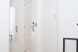 Caja de seguridad en la habitación, escritorio y cortinas blackout