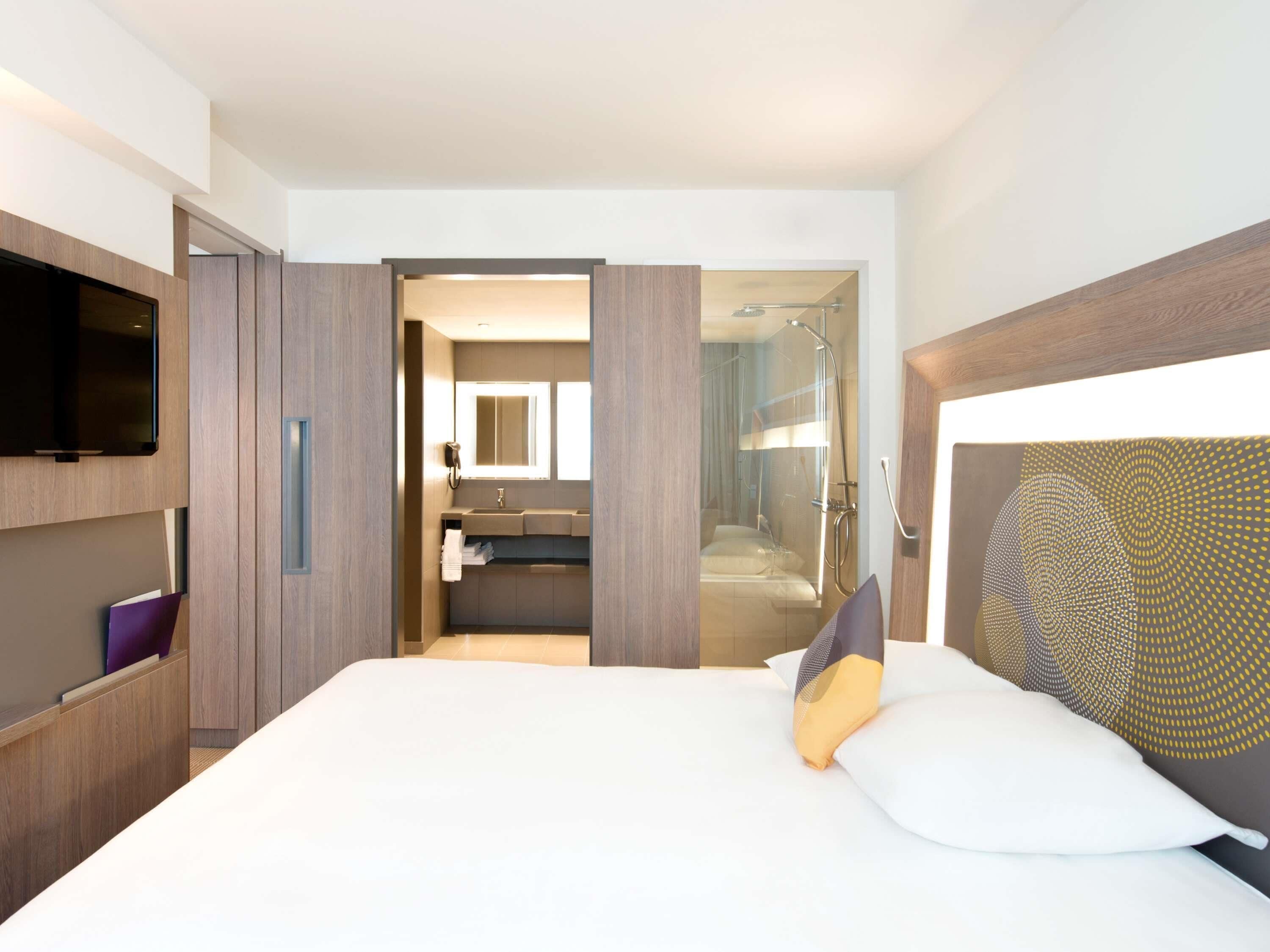 Ropa de cama de alta calidad, minibar, escritorio y cortinas opacas