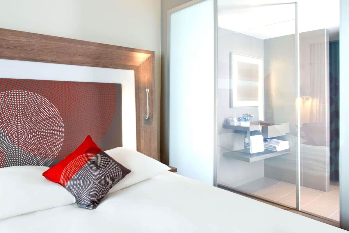 SÀngtillbehör av högsta kvalitet, minibar och skrivbord