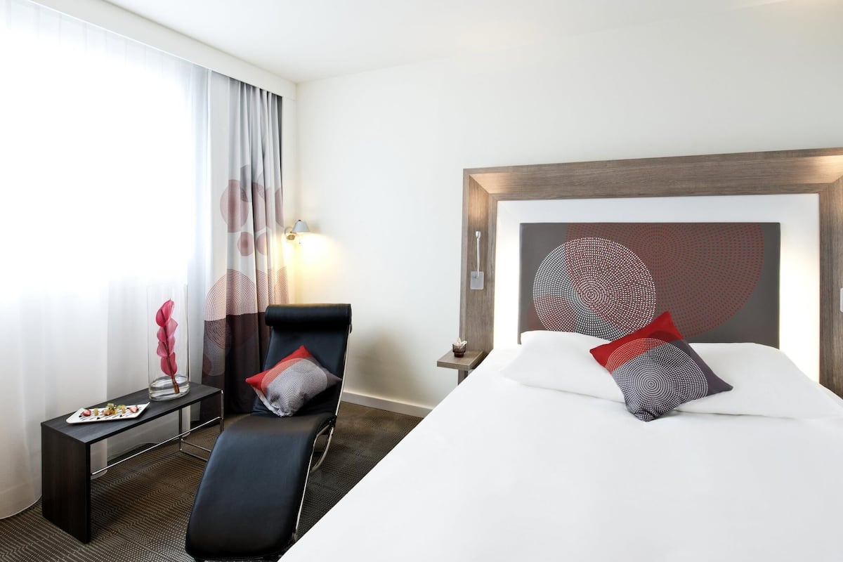 Executive Room, 1 Double Bed | Premium bedding, minibar, desk, blackout drapes