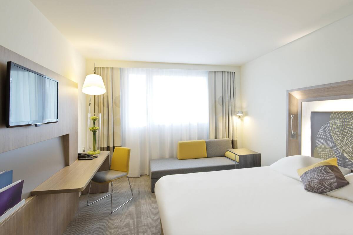 Premium bedding, minibar, desk, blackout drapes