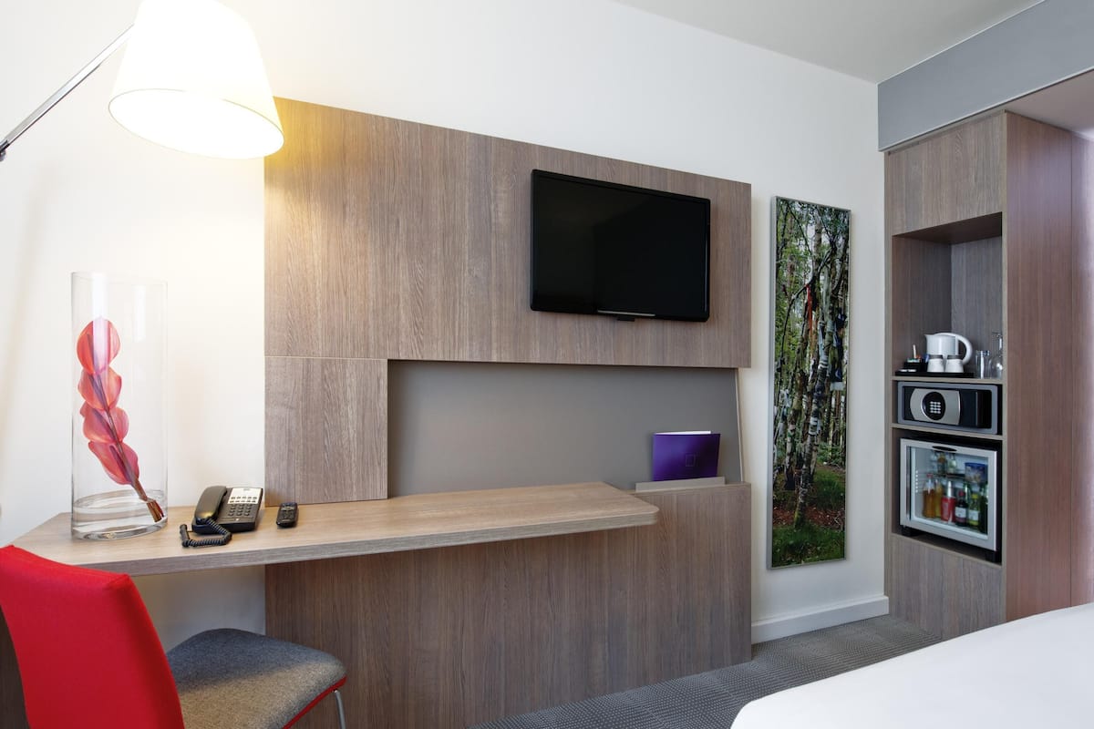 Premium bedding, minibar, desk, blackout curtains