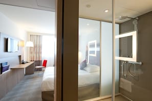 Habitación ejecutiva, 1 cama doble | Baño | Cabezal de ducha tipo lluvia y artículos de higiene personal de diseño
