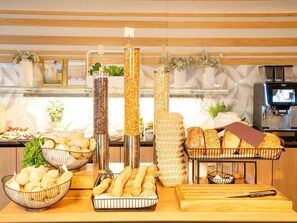 Daily buffet breakfast (PLN 78 per person)