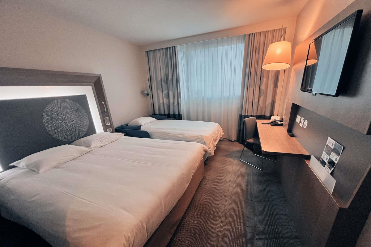 Roupas de cama premium, frigobar, escrivaninha, cortinas blackout