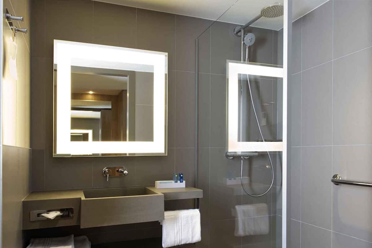 Roupas de cama premium, frigobar, escrivaninha, cortinas blackout