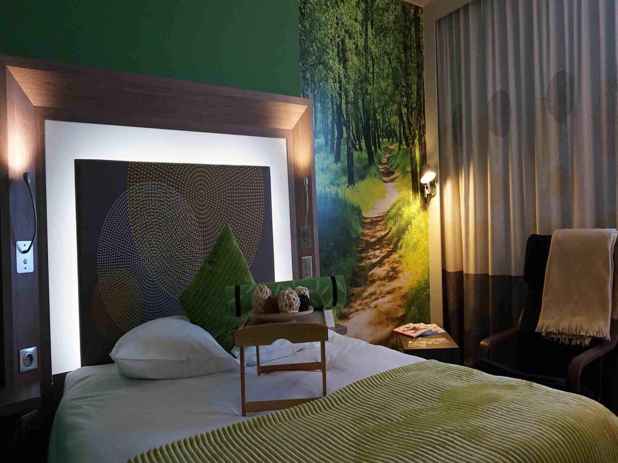 premium bedding, minibar, desk, blackout curtains