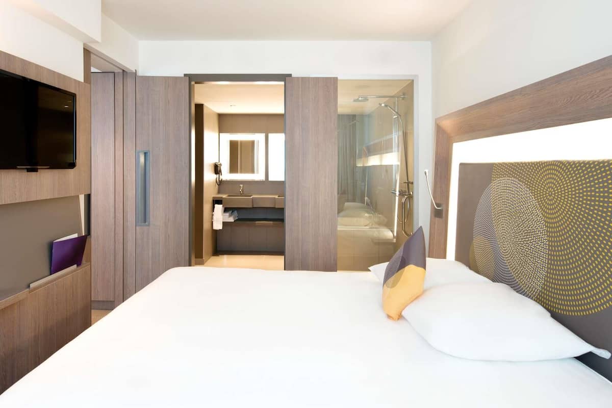 Ropa de cama de alta calidad, minibar, escritorio y cortinas blackout