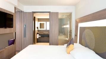 Hochwertige Bettwaren, Minibar, Schreibtisch, Verdunkelungsvorhänge