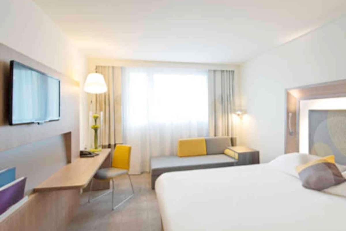 Premium bedding, minibar, desk, blackout curtains