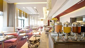 Desayuno buffet (PLN 78 por persona)