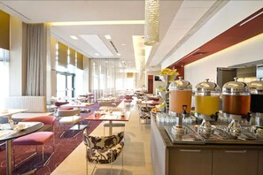 Daily buffet breakfast (PLN 78 per person)