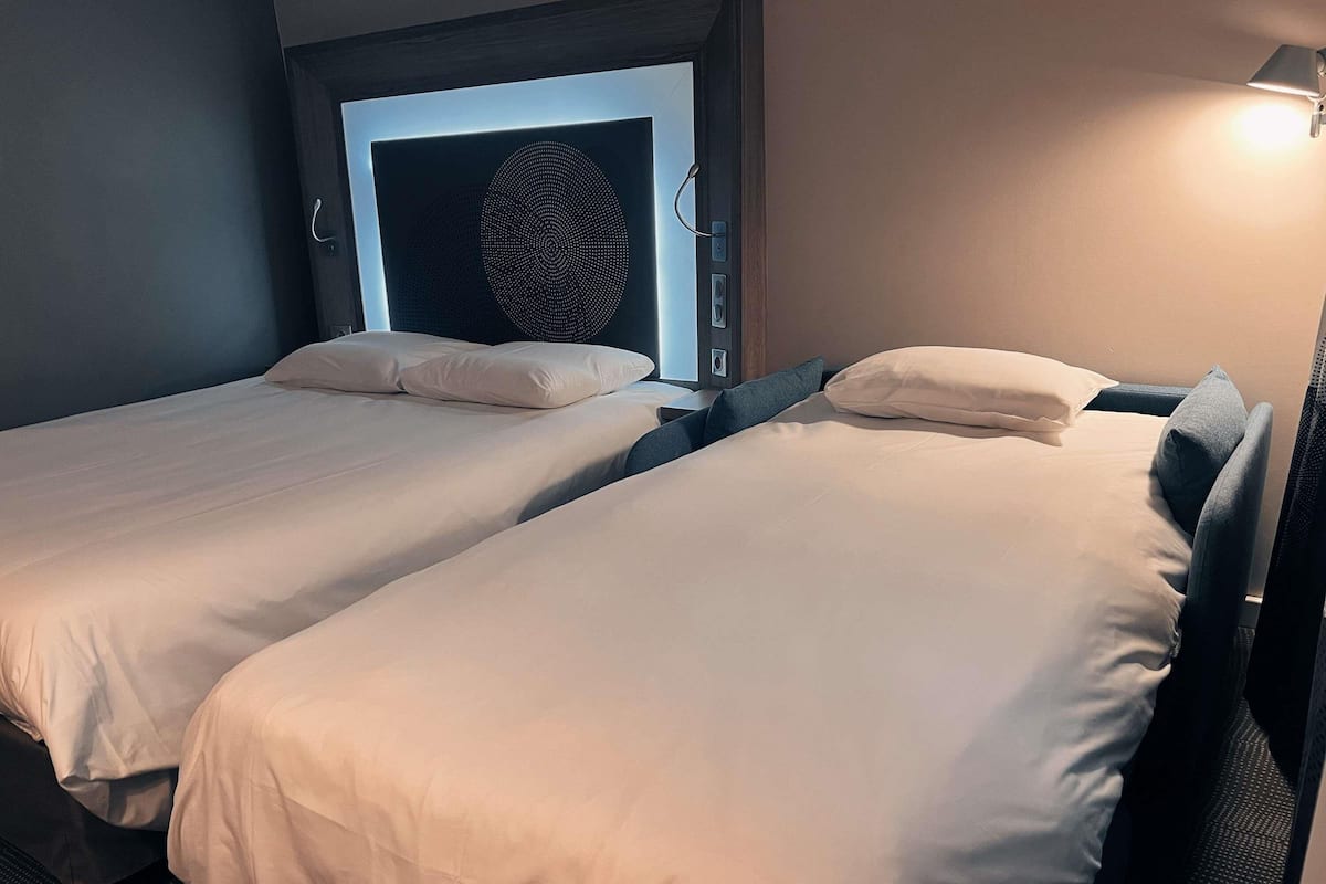 Ropa de cama de alta calidad, minibar, escritorio y cortinas blackout