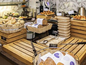 Breakfast, lunch, dinner served; international cuisine