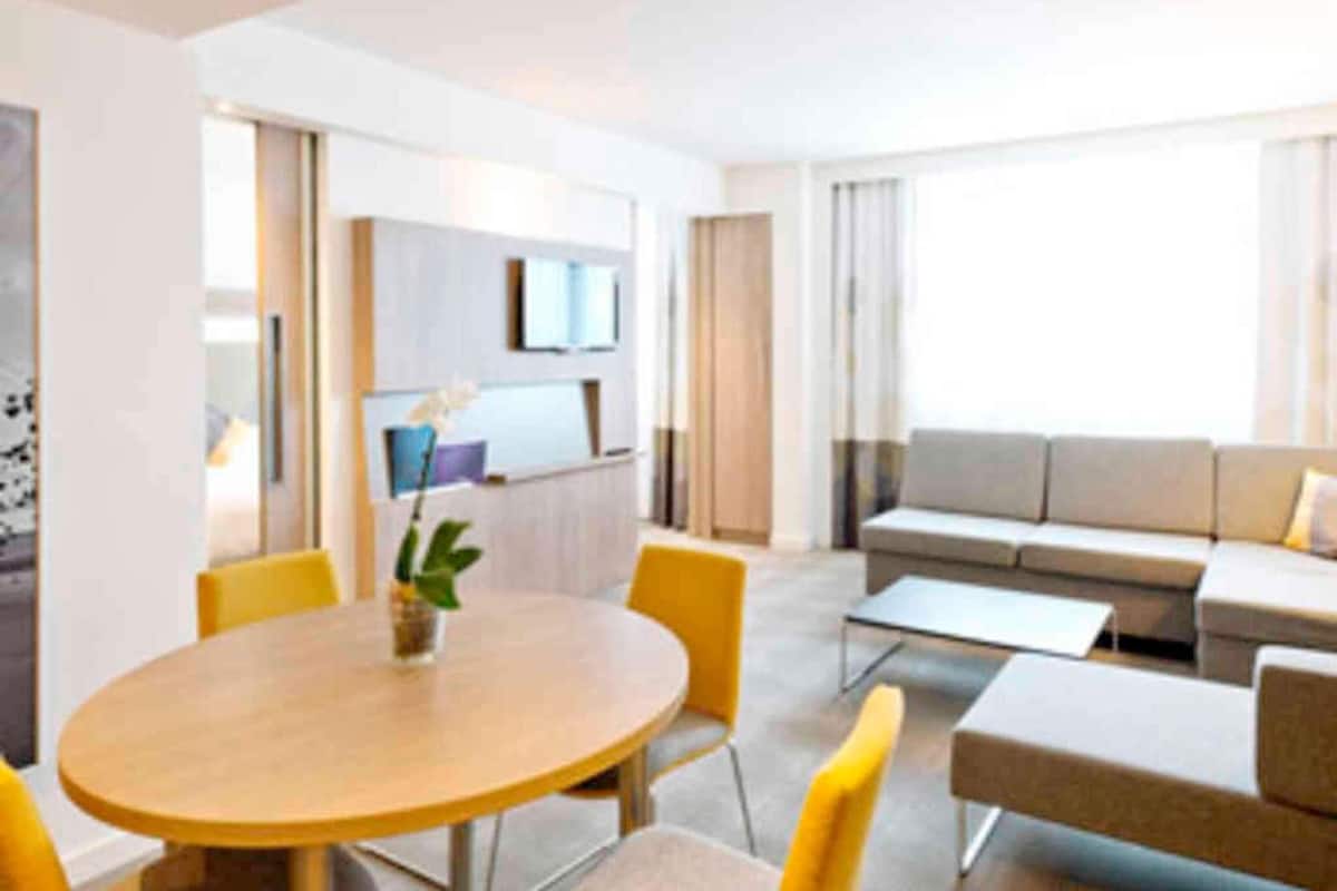 Svit | SÀngtillbehör av högsta kvalitet, minibar och skrivbord