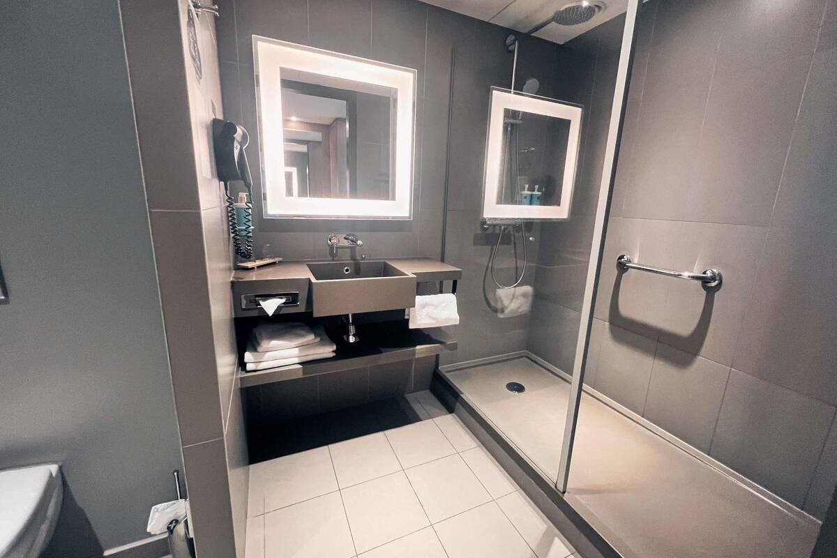 premium bedding, minibar, desk, blackout curtains