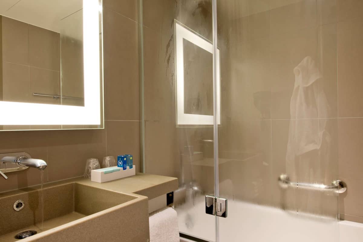 Roupas de cama premium, frigobar, escrivaninha, cortinas blackout