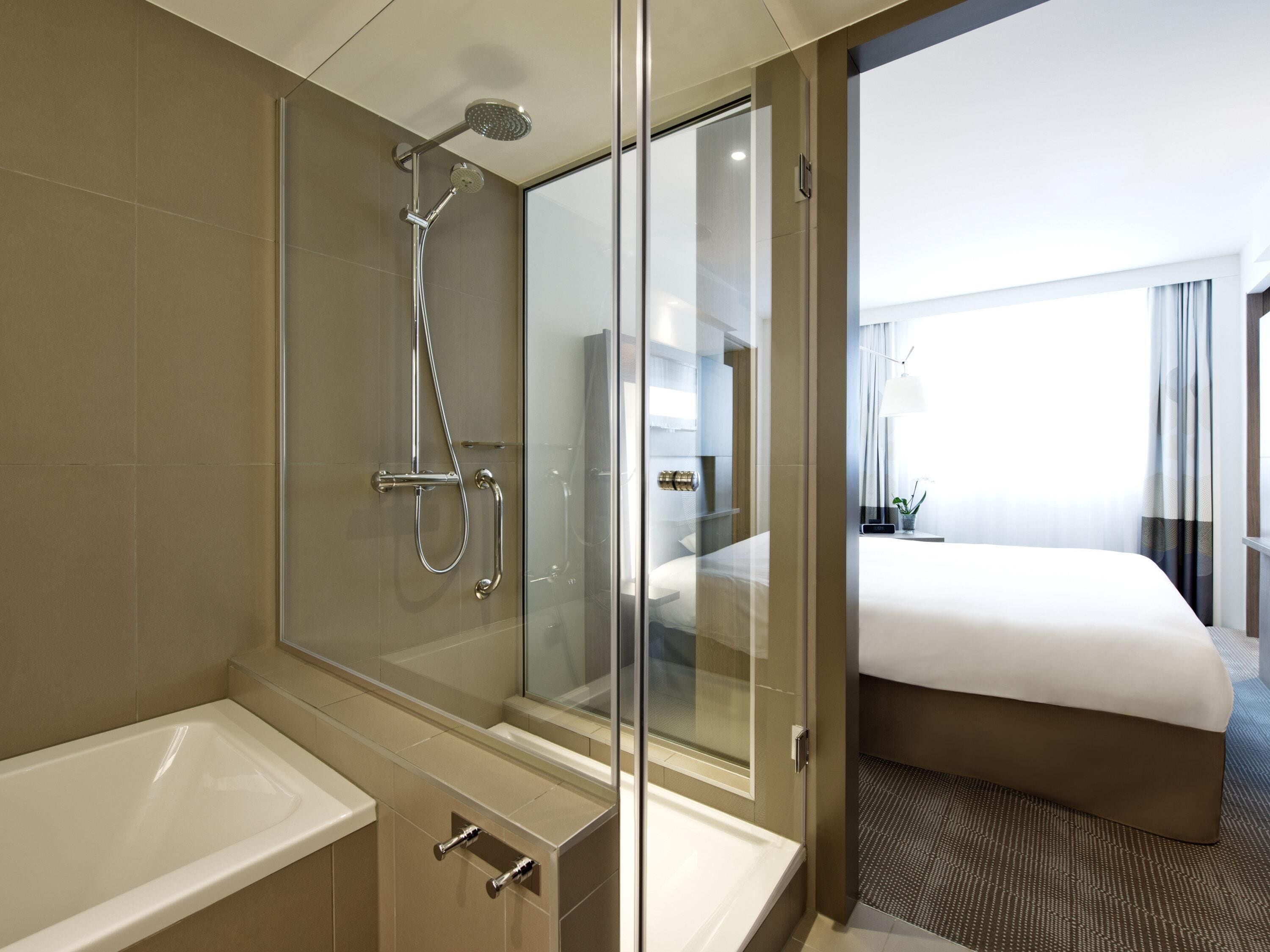 Suite | Sengetøy av topp kvalitet, minibar, skrivebord og blendingsgardiner