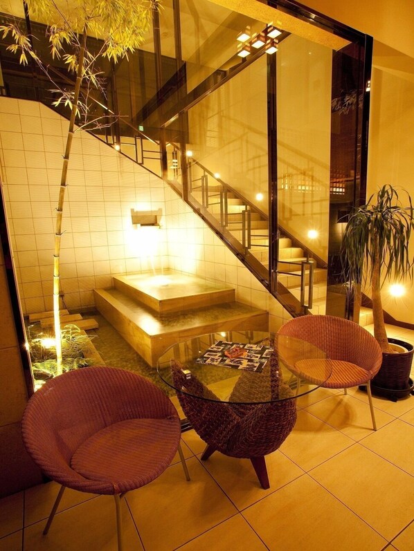 Lobby sitting area - Hotel Allamanda (Nara)