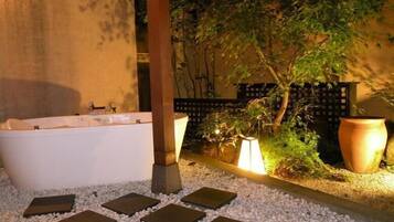 Quarto casal design (with Open-air Bath) | Banheira de hidromassagem particular