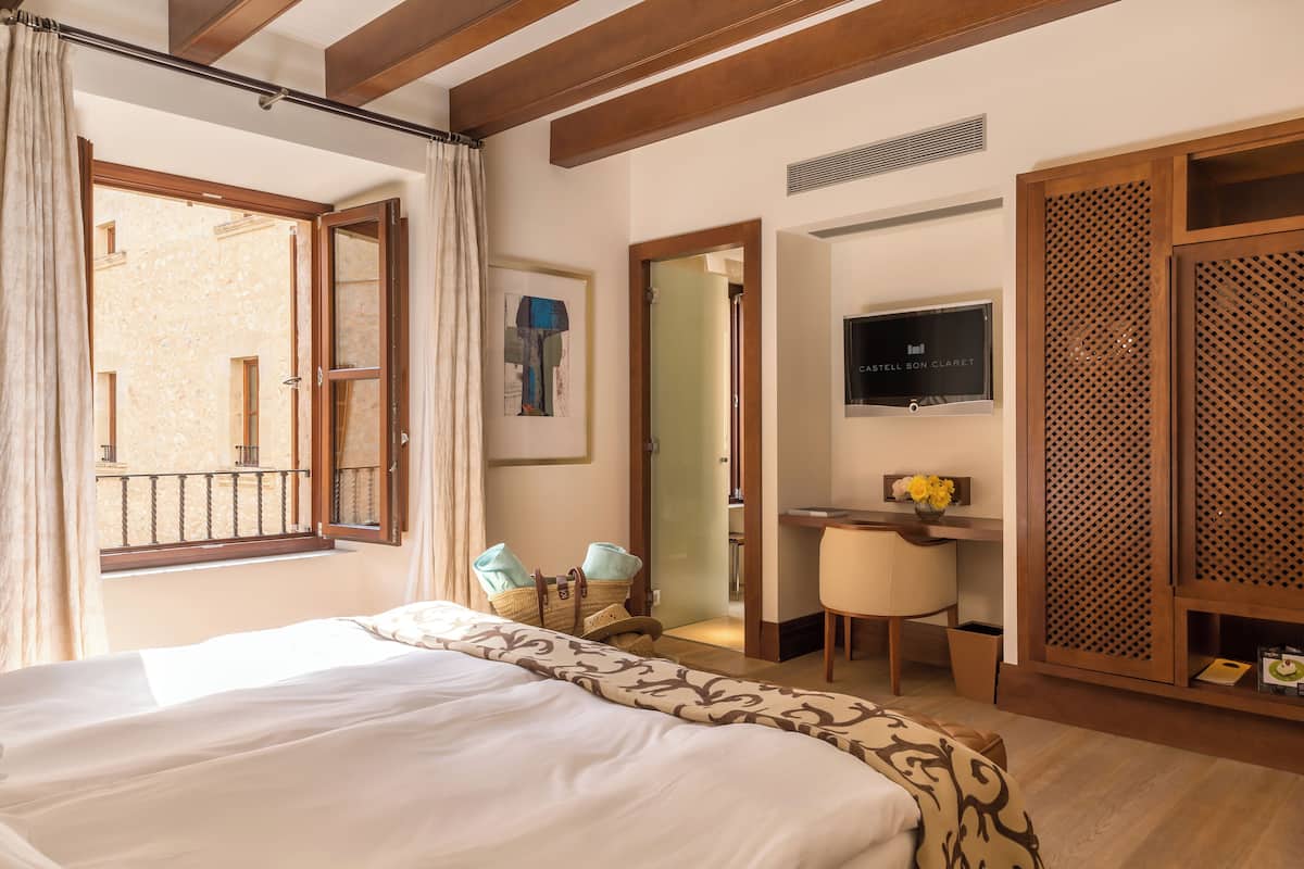 Premium bedding, down duvets, minibar, in-room safe