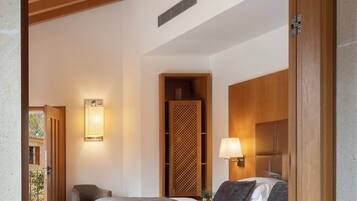 Une chambre à coucher moderne avec un lit en bois, un banc et une lampe fixée au mur.