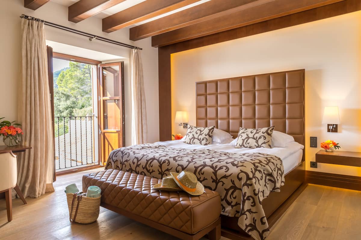 Premium bedding, down duvets, minibar, in-room safe