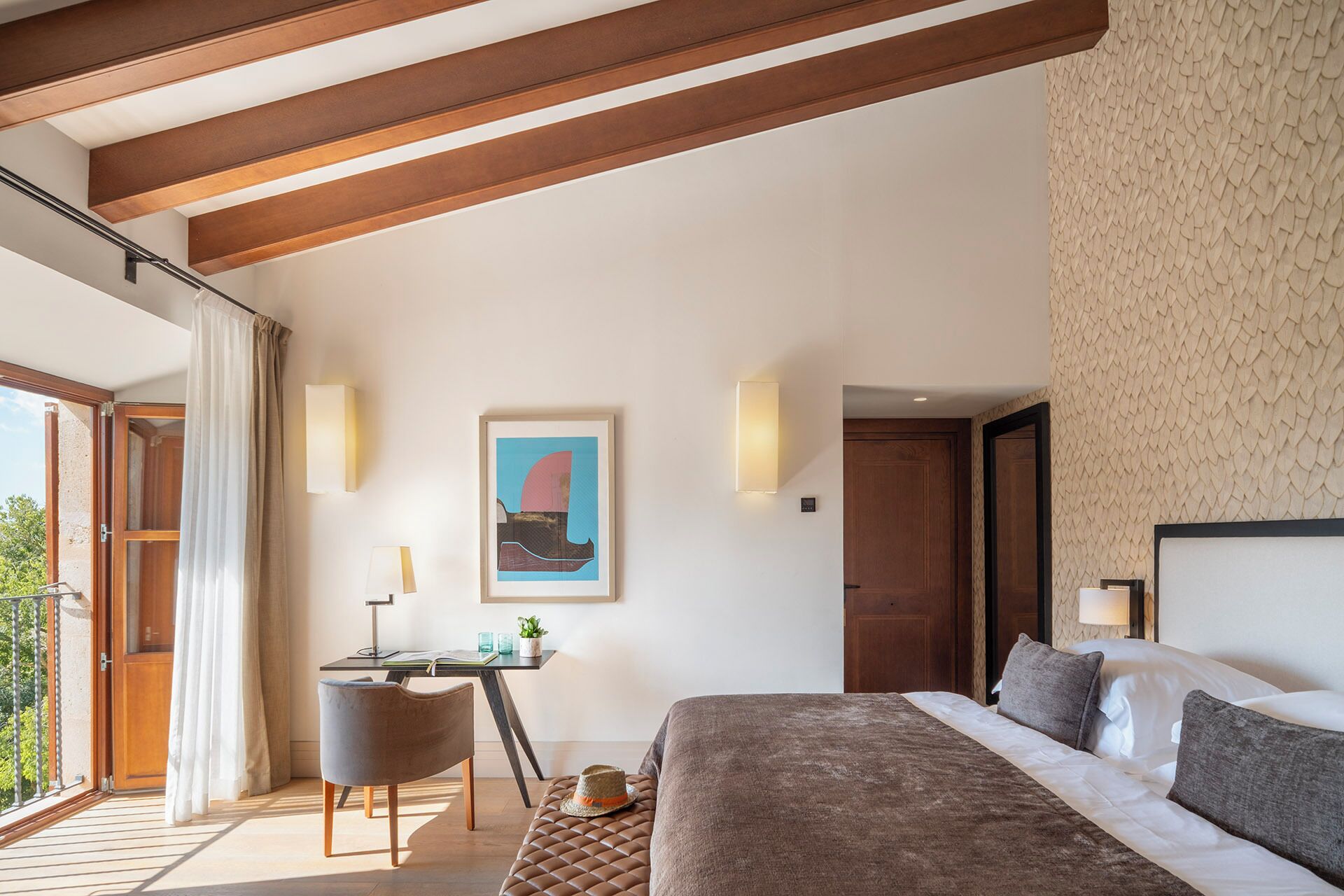 Ropa de cama de alta calidad, cubrecamas y minibar 