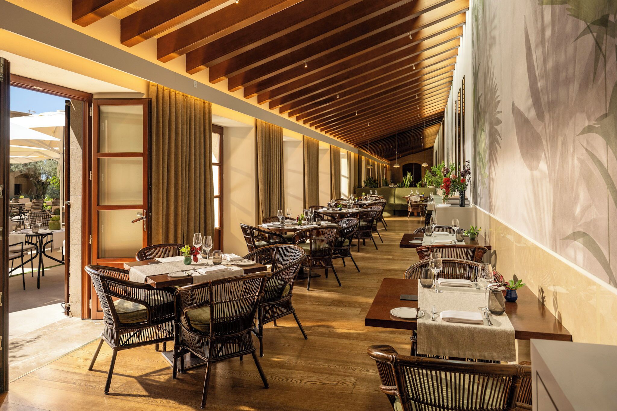 2 restaurants, breakfast served