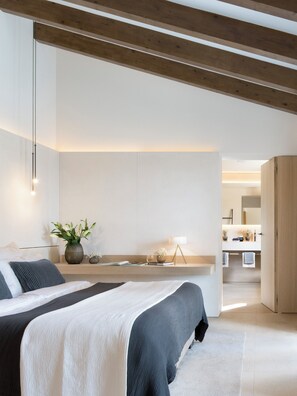 Suite (Pool) | Premium-sengetøj, dundyner, minibar, pengeskab på værelset