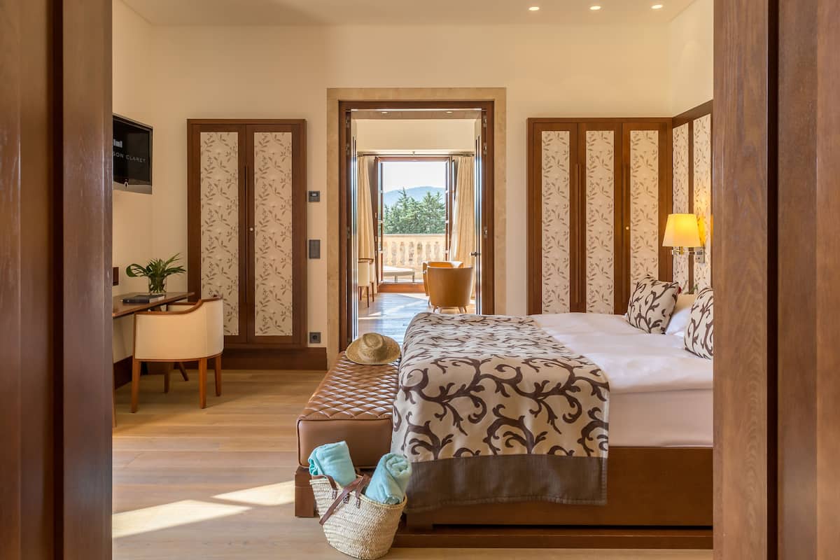Premium bedding, down duvets, minibar, in-room safe