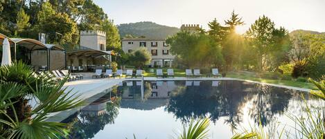 Innendørsbasseng,utendørsbasseng, bassengparasoller og solsenger